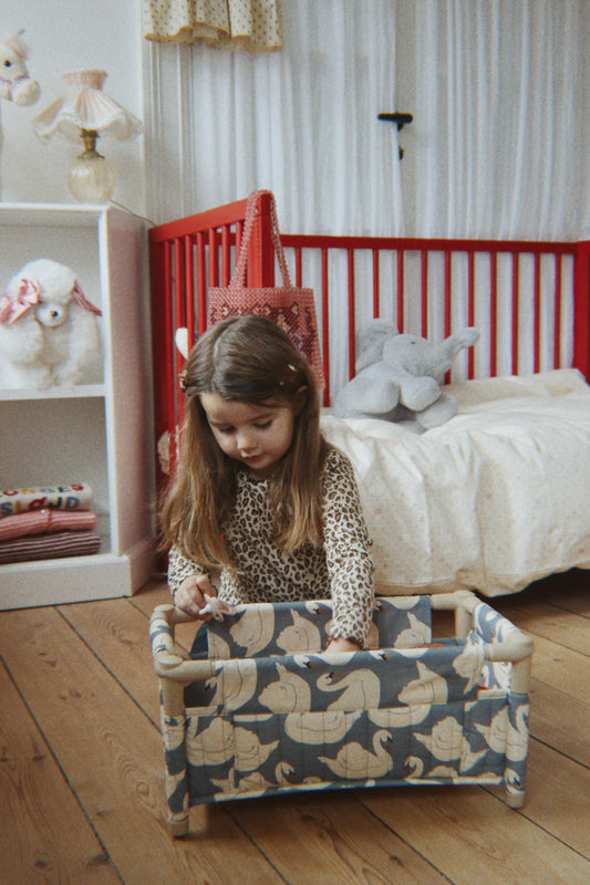 Konges Sløjd Doll Travel Bed Swan