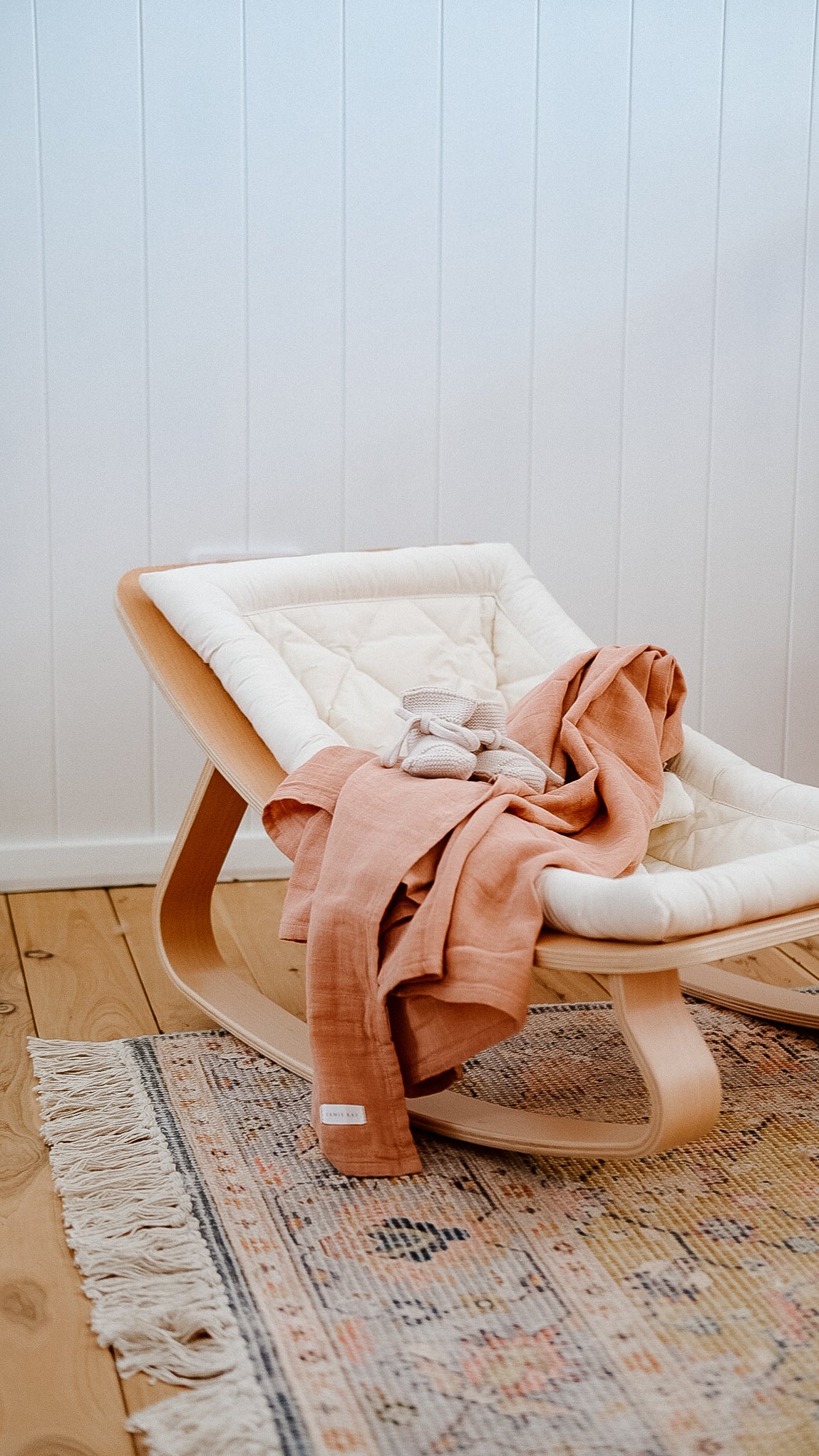 Charlie Crane Levo Baby Rocker Beech with Organic Milk Cushion